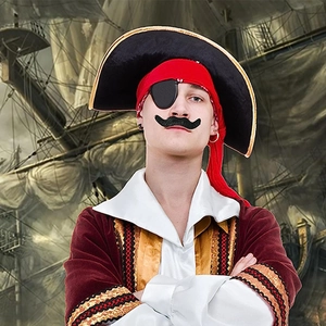 Vista frontale del costume da pirata con cappello nero, bandana rossa, benda e baffi