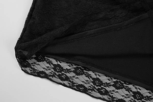 Détail de dentelle florale avec doublure noire sur une robe ajustée élégante