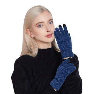 Guanti da donna in maglia di ciniglia blu scuro con funzione touchscreen su sfondo bianco