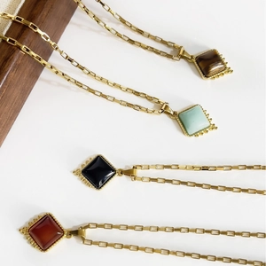 Colliers vintage français en acier inoxydable plaqué or 18K avec pendentifs carrés
