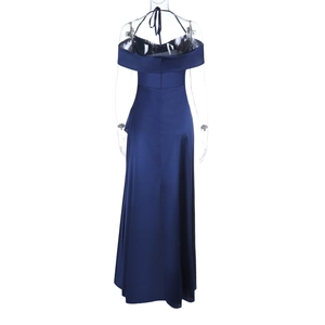 Vue détaillée du design dos nu licou et des lacets sur la robe longue en satin bleu marine