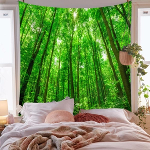 Dettaglio di un arazzo con paesaggio forestale sopra il letto per un arredamento naturale
