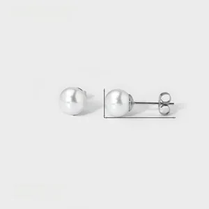 Détail de boucles d'oreilles perles 10mm avec tiges argentées et fermoir papillon