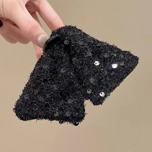 Pince à cheveux triangle en acrylique noir avec paillettes scintillantes et tissu texturé