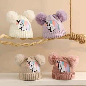 Winter-Strickmützen für Kinder mit Doppelbommel und Einhornmuster in bunten Farben
