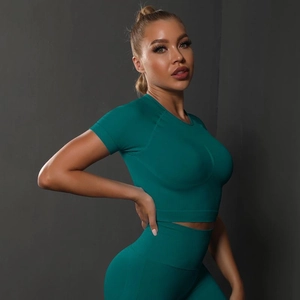 Vue latérale du haut de yoga sans couture vert foncé et du legging de sport assorti
