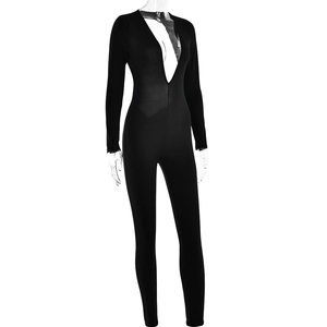 Detail eines schwarzen Jumpsuits mit tiefem V-Ausschnitt, langen Ärmeln und Passform