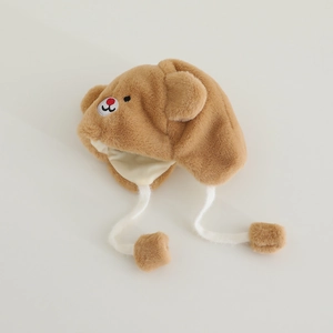 Nahaufnahme einer weichen braunen Bärenmütze für Babys mit 3D-Ohren und flauschigen Pompons