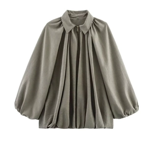 Détail de la veste en popeline gris-vert avec manches bouffantes et plis