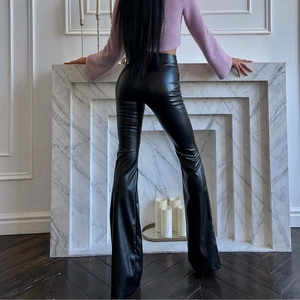 Pantalon femme noir en similicuir brillant à taille haute et coupe évasée élégante
