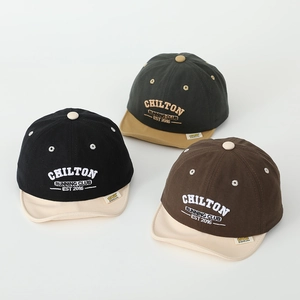 Détail de la broderie Chilton Running Club sur casquettes de baseball en coton