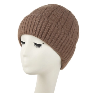 Nahaufnahme der braunen Strickmütze mit Zopfmuster und geripptem Rand für den Winter