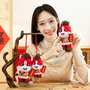Mascotte en peluche rouge du cheval du zodiaque chinois 2026 pour le Nouvel An Chinois.