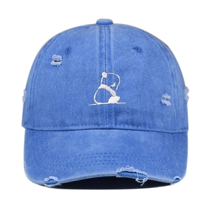 Detail der blauen Vintage-Baseballkappe mit Panda-Stickerei und abgenutztem Saum