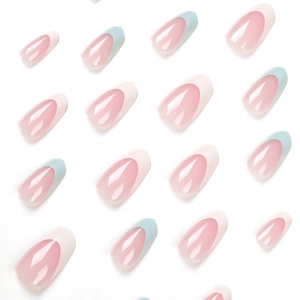 Französisches Mandel-Nagel-Set in Rosa mit blauen und weißen Spitzen-Akzenten