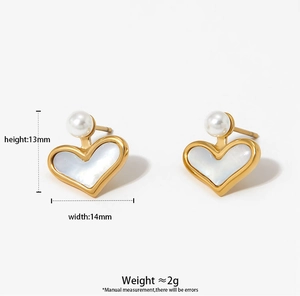 Dettaglio orecchini a cuore in oro con perle e inserto in conchiglia e dimensioni