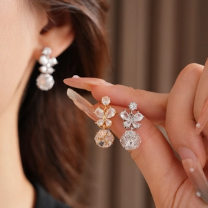 Détails des boucles d'oreilles papillon en or et argent avec pendentifs en zircone