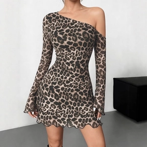 Robe mini sexy en maille léopard avec épaules dénudées et bords à volants chic