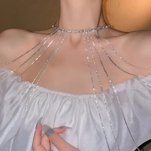 Gros plan d'un collier à pampilles en strass argenté avec des détails de franges