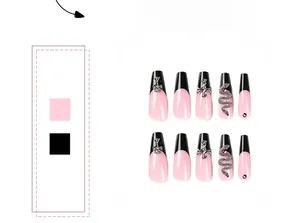 Détail de faux ongles French roses et noirs avec breloques argentées de croix et de serpent