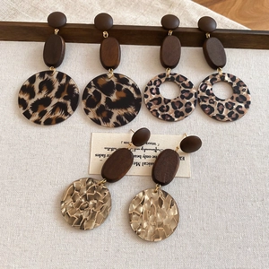 Vintage Acryl- und Holzohrstecker mit Leopardenmuster und Muscheltexturen für Damen
