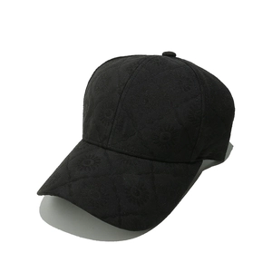 Vue détaillée d'une casquette de baseball noire matelassée avec motifs jacquard fleuris