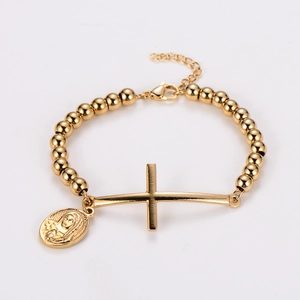 Detailaufnahme des goldenen Perlenarmbands mit Kreuz und Jungfrau Maria Medaille