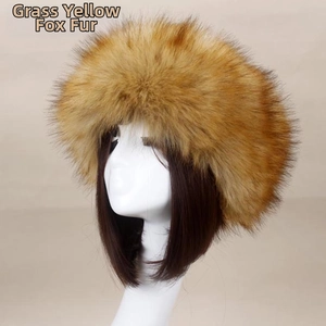 Détail du chapeau en fausse fourrure jaune paille montrant la texture en peluche