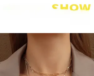 Vue détaillée d'un collier triple épaisseur doré avec maillons trombones sur un mannequin