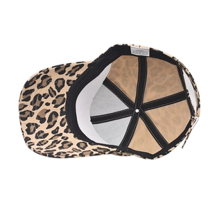 Détail de l'intérieur de la casquette léopard en coton avec étiquette 100% pur coton