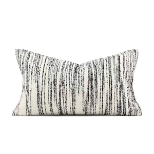 Dettaglio della federa per cuscino lombare tessuta in bianco e nero con texture a righe