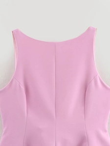 Détail de l'encolure et des coutures sur un haut ajusté rose avec ourlet évasé