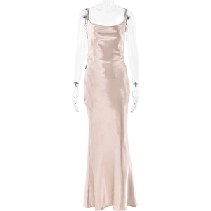 Détails d'une robe longue élégante en satin champagne avec de fines bretelles