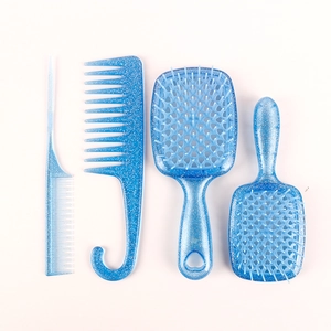 Detail van een 4-delige blauwe glitter kamset voor haarstyling en ontwarren van haar