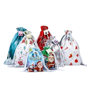 Set di 7 sacchetti regalo di Natale con coulisse e motivi festivi assortiti
