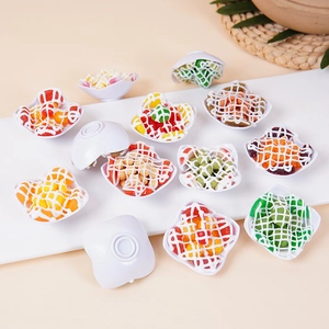 Realistische miniatuur fruitsalade kommen voor poppenhuizen en voedselfotografie