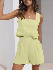 Détail de l'ensemble deux pièces en lin vert clair avec haut à col carré et short taille haute