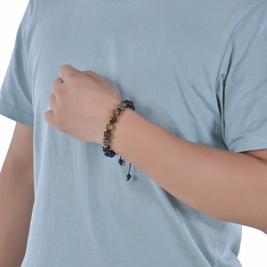 Détail du bracelet en perles d'œil de tigre bleu 10mm et obsidienne avec cordon réglable au poignet