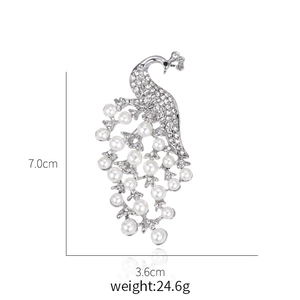 Détails de la broche paon montrant 7,0 cm de hauteur et 3,6 cm de largeur avec des perles