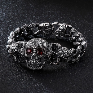 Dettaglio del bracciale vintage con teschio, occhi in zircone rosso e maglie incise