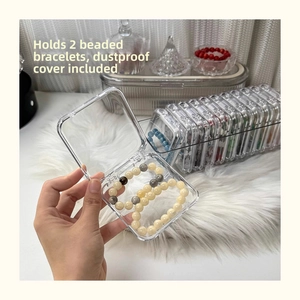 Primer plano de caja de acrílico transparente antipolvo para dos pulseras