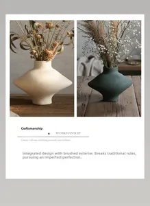 Gros plan d'un vase en céramique géométrique montrant la texture brossée et le fini mat