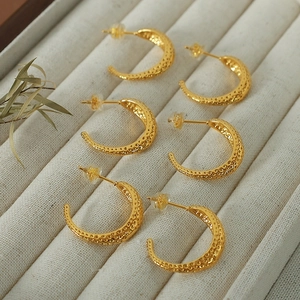 Vintage Elegant Titanium Steel Gold Plated C-Shape Hammered Texture Stud Earrings For Women Minimalist Geometric Jewelry Gift