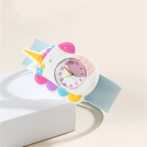 Détail de la montre licorne pour enfants avec bracelet en silicone bleu et boîtier cartoon