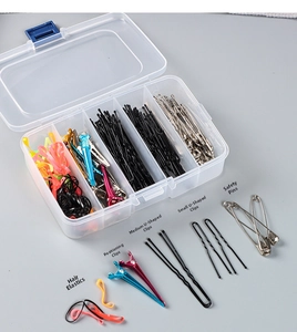 Detailansicht der Sortierbox mit Haarklammern, Gummibändern und Haarnadeln im Set