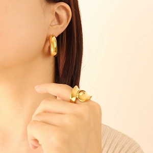 Minimalist C-shaped hoop earrings and abstract curved ring in polished 18K gold plated steel