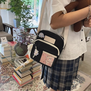 Sac bandoulière en toile noire avec fenêtre transparente et écussons mignons sur modèle