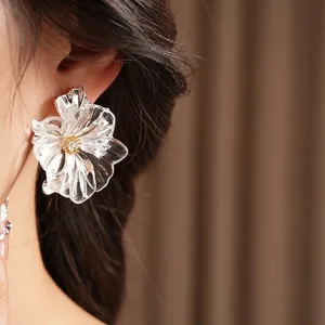 Orecchini a fiore vintage francesi con petali d'argento e cristalli luccicanti
