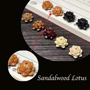 Vue macro détaillée de perles de lotus en bois de santal pour la création de bijoux