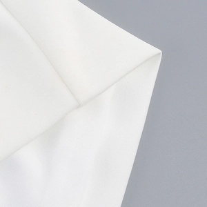 Macro del tessuto a maglia bianco che mostra la trama traspirante e i dettagli delle fibre